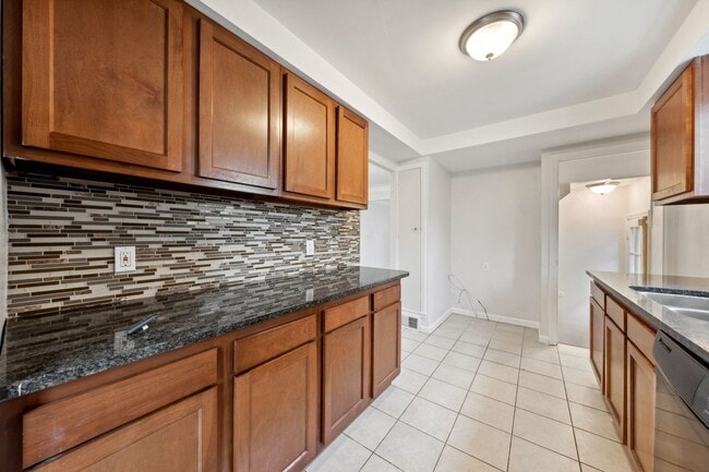 Building Photo - Beautiful Home in South Euclid