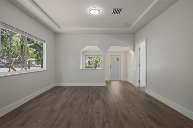 Building Photo - 12980 NE 10th Ave