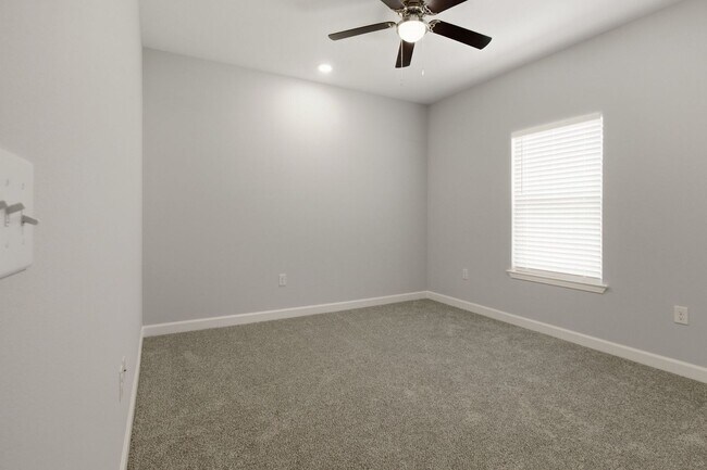 Building Photo - New 4 Bedroom in CRESTVIEW!!