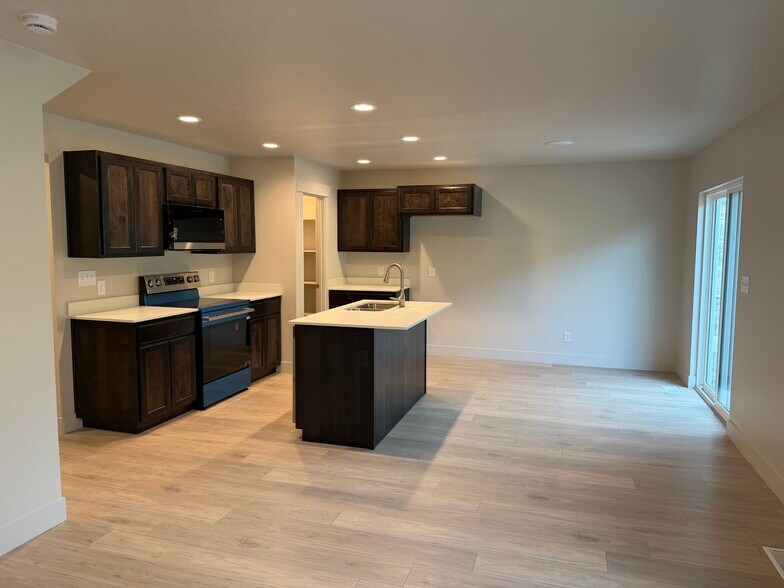 Building Photo - 4013 S Woodland Ave