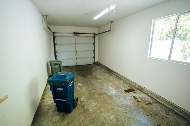 Building Photo - 1335 Q St