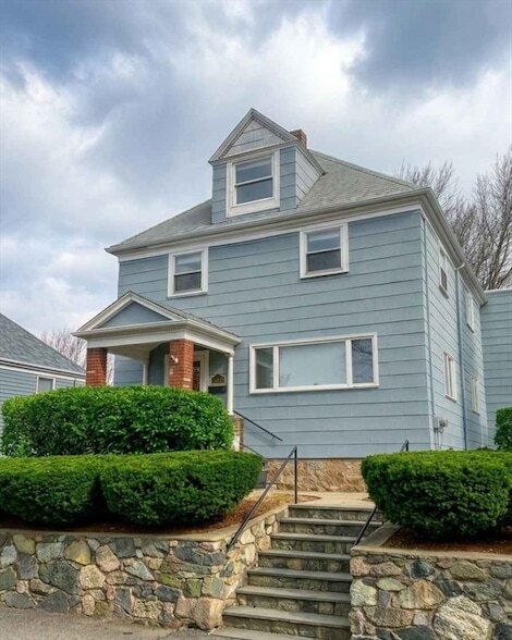 Building Photo - 10 Oak St