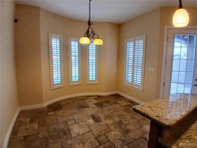 Building Photo - 12 Hampton Ave