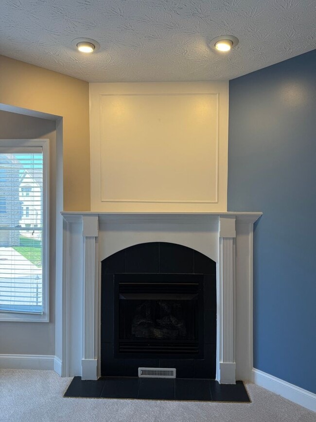 Building Photo - 2 Bed 2 full and 2 1/2 Bath- Imperial PA