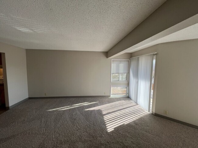 Building Photo - Conveniently Located Downtown Apartment!