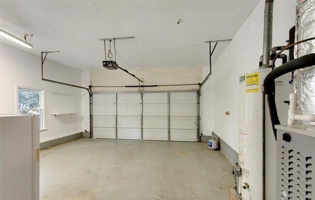 Building Photo - Large Home in Michael's Woods