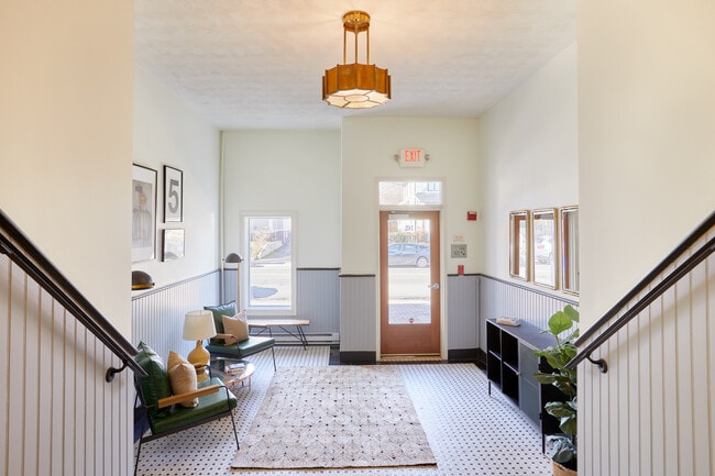 Building Photo - 2415 Mt Vernon Ave