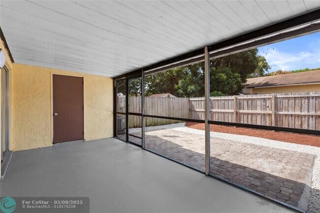 Building Photo - 4325 NW 5th Ave