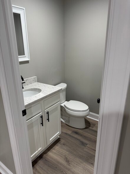 Half bathroom - 2190 Barr St