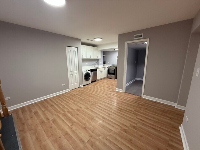 Building Photo - 6954 N Greenview Ave