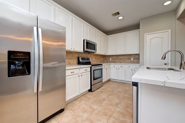 Building Photo - 26018 S Lakefair Dr