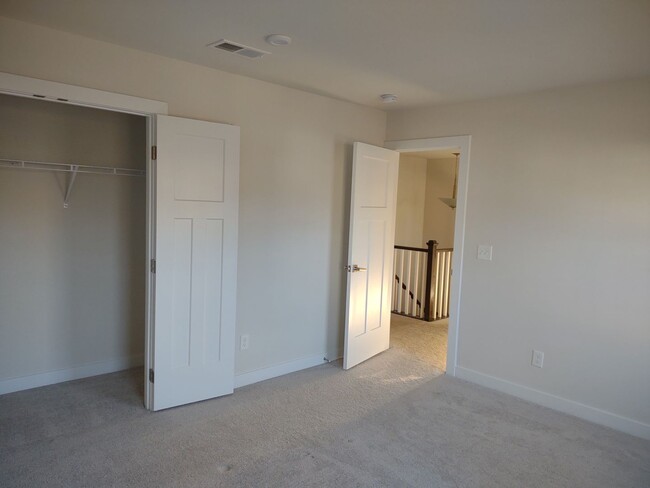 Building Photo - Superlative 6 Bedroom, 5 Bathroom Home in ...