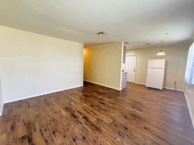 Building Photo - Cozy 3 Bedroom Home with Updated Kitchen and Spacious Yard in Port Charlotte