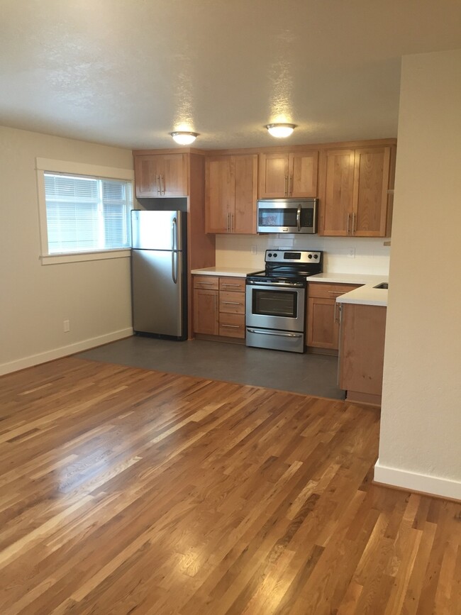 Building Photo - New Modern Remodel 2br Hardwoods Quartz DW...