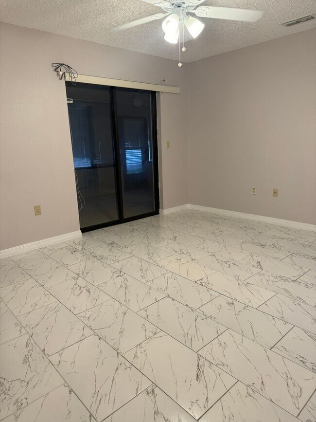 Building Photo - Two bedroom two bathroom townhome!