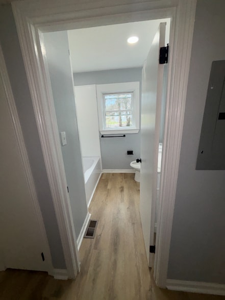 Building Photo - 619 Pinewood Ave