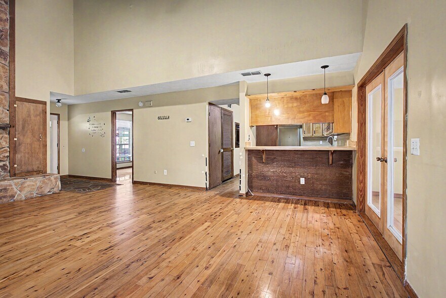 Building Photo - 302 Bernard Rd