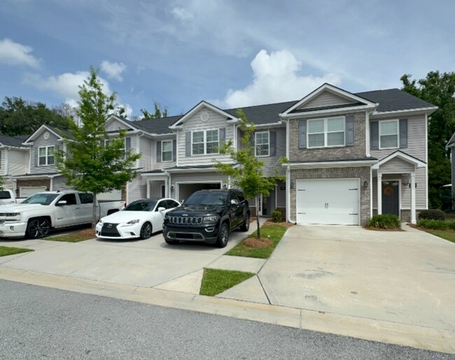 Building Photo - 3 bedrooms, 2.5 bathrooms townhome in the ...