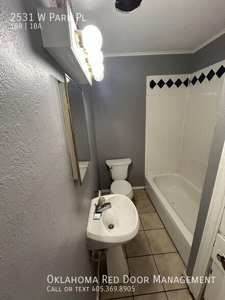 Building Photo - 2531 W Park Pl