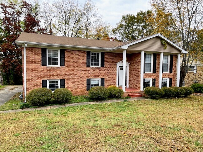 Building Photo - 2804 Broadview Dr NW