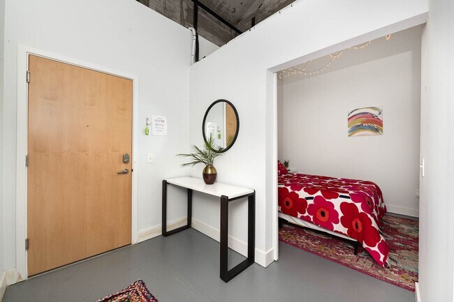Building Photo - 2 Bedroom 2 Bath Loft Along the Little Mia...