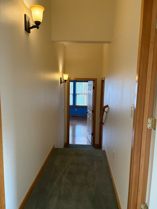 Building Photo - Spacious Lewis & Clark 4-Bedroom Home