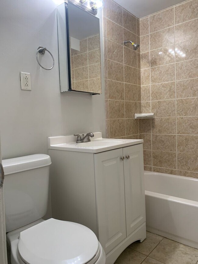 Building Photo - Your Next Home Awaits: 4BR/2BA in Desirable Prairie Village Location!
