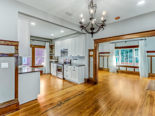 Building Photo - 419 E 3rd St