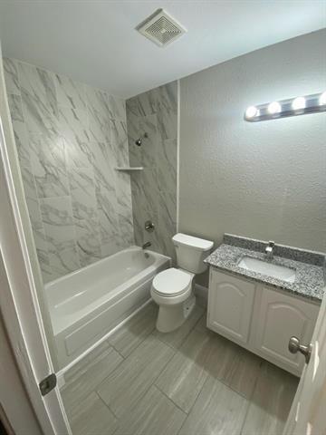 Building Photo - 2030 Oak Creek Ct