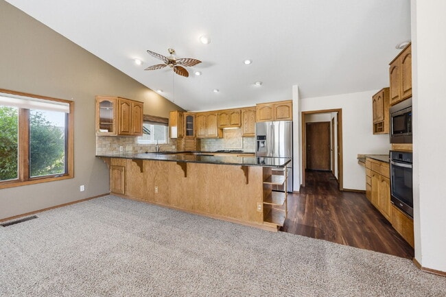 Building Photo - Beautiful Executive Level Rental on Golf Course