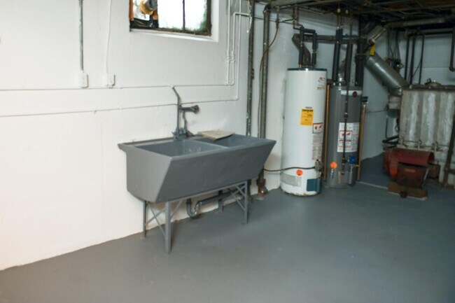 Building Photo - 27 Sunnymede Dr