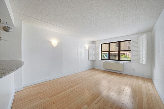 Building Photo - 516 W 47th St