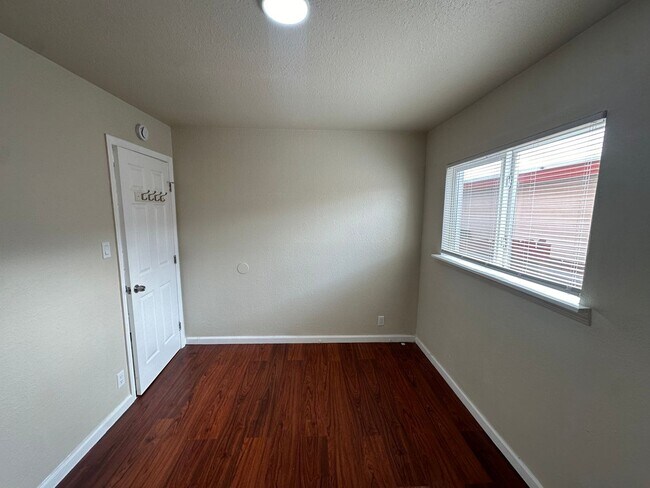 Building Photo - 317-323 S 26th St