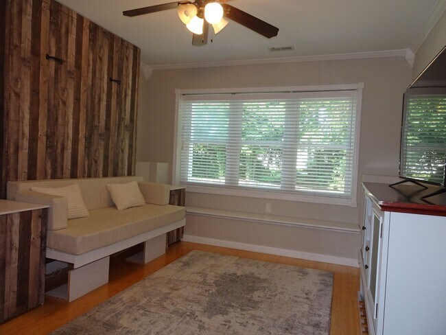 Building Photo - 3 Bedroom 2.5 Bath Single Family Home for Rent in Penniman East