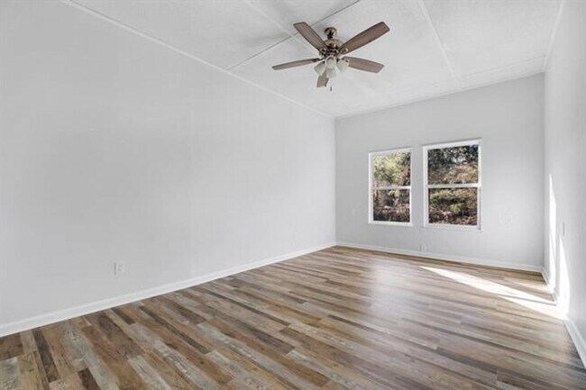 Building Photo - Chaires  Country living Home