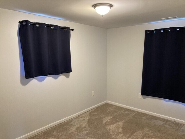 Building Photo - 155 Farm Ln