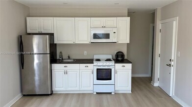 Building Photo - 534 SW 6th Ct