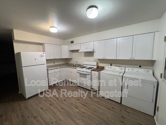 Building Photo - 2219 E Dortha Ave