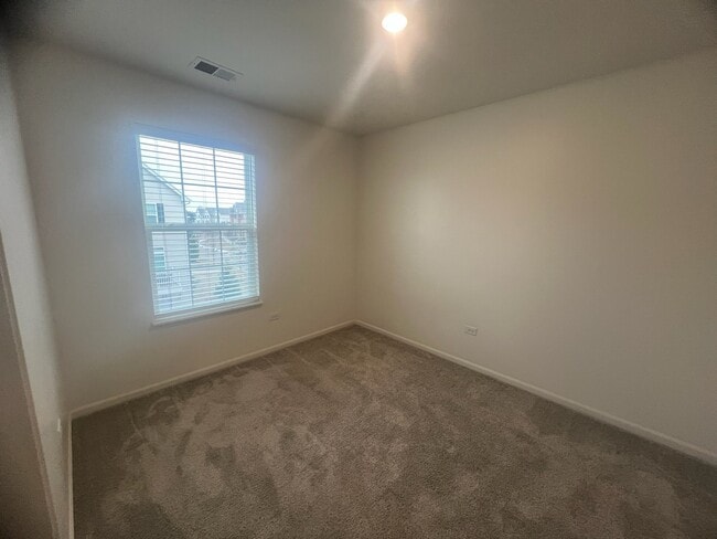 Building Photo - 285 Lakeshore Dr