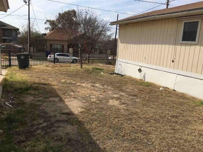 Building Photo - 602 Mier St