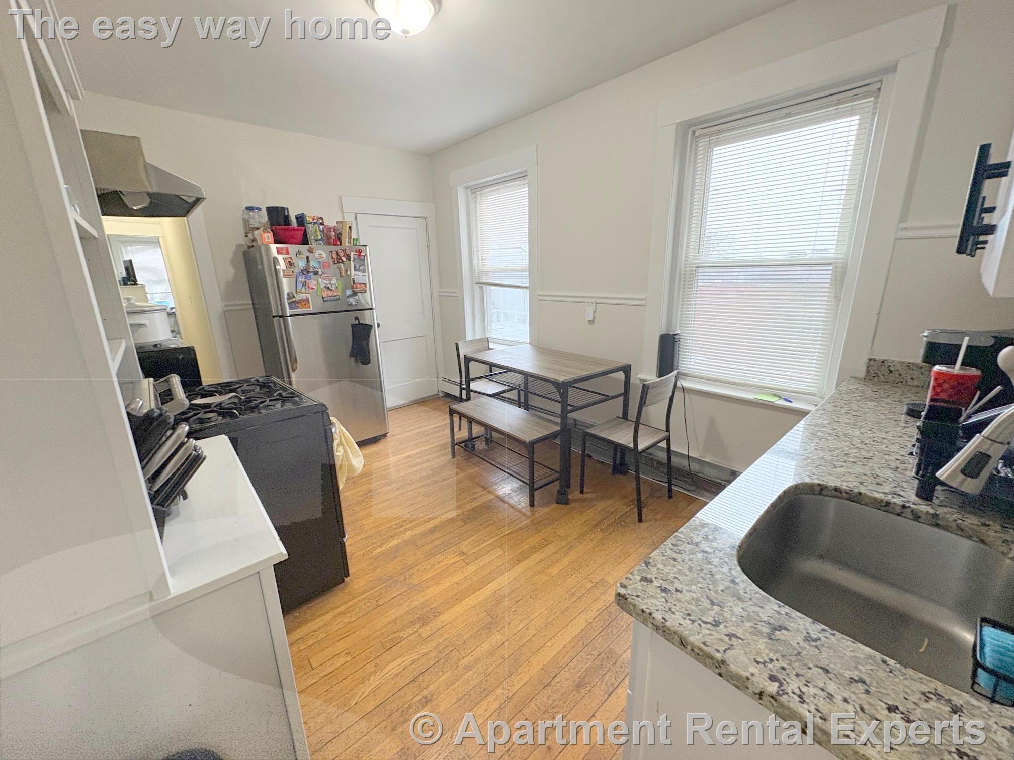 Building Photo - 489 E Broadway