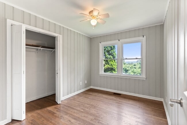 Building Photo - 1405 Bonita Dr NE