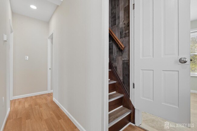 Building Photo - 327 Main St