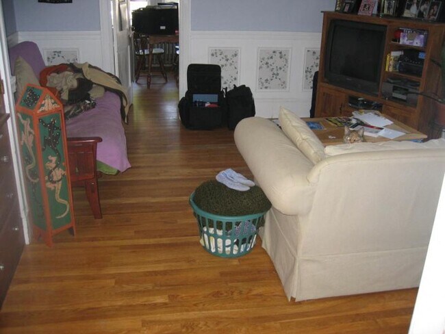 Building Photo - No brokers Fee, No Security Deposit, Pes Friendly, Large Unit, Laundry on a Site, Parking for Rent