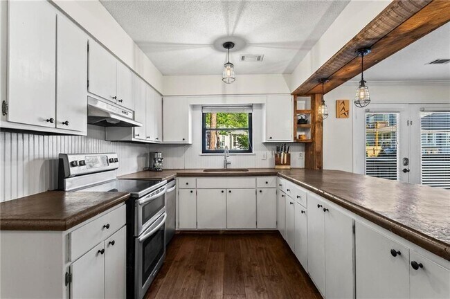 Building Photo - 1028 Riverbend Club Dr SE