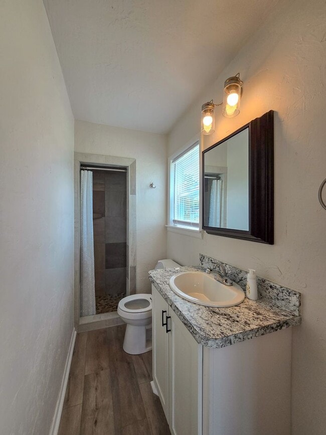 Building Photo - Cute Efficiency Studio Style Home in Shawnee!