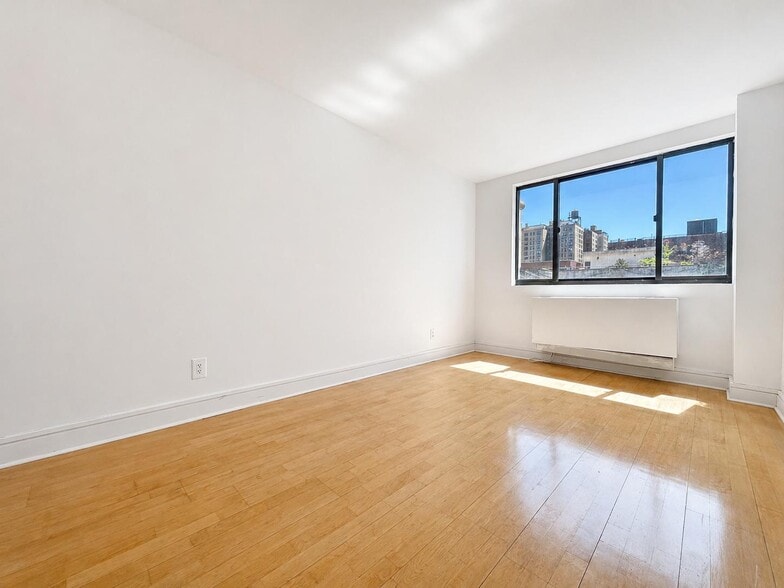 Building Photo - 323 W 96th St