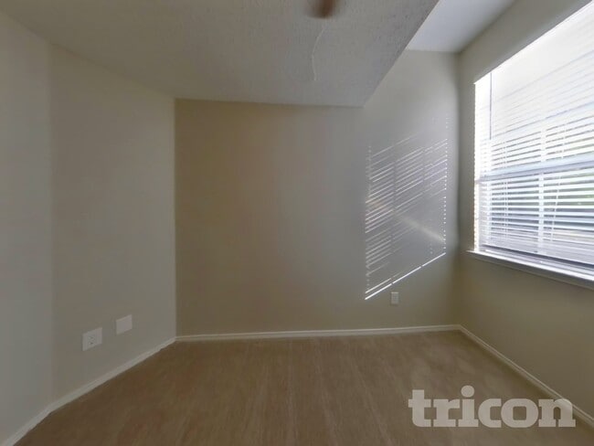 Building Photo - 513 Valley View Dr