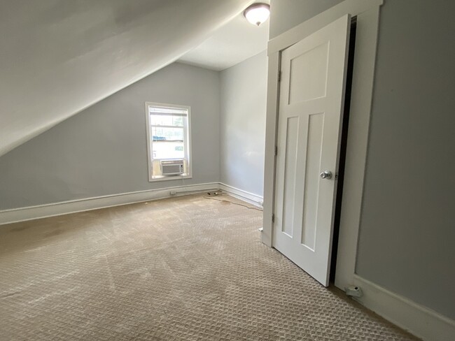 Building Photo - Beautiful half of duplex for rent!