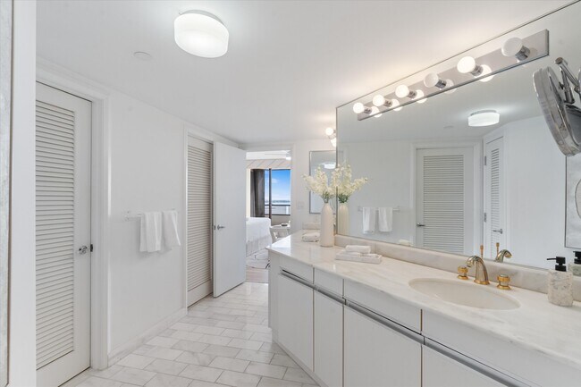 Building Photo - 100 Lakeshore Dr